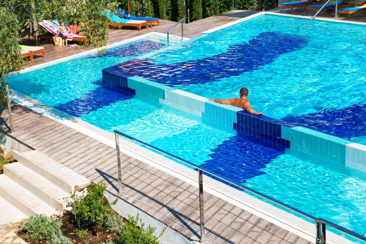 Castellastva 4*, Петровац