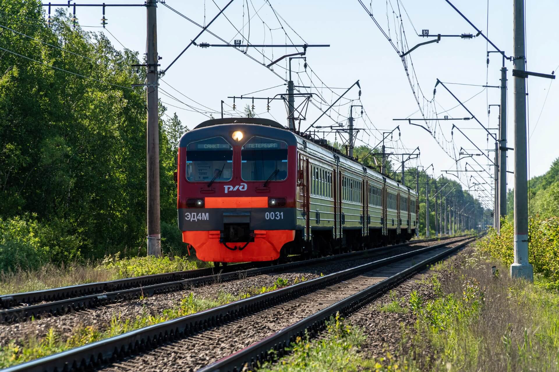 Пригородный пассажирский поезд