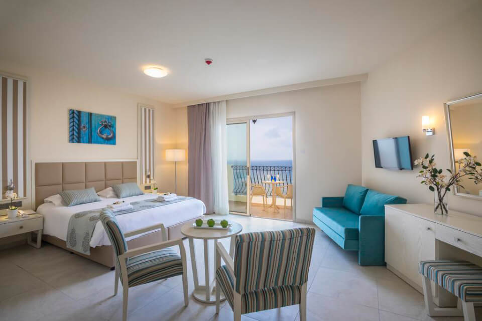 Aquamare Beach Hotel & Spa 4*, Пафос