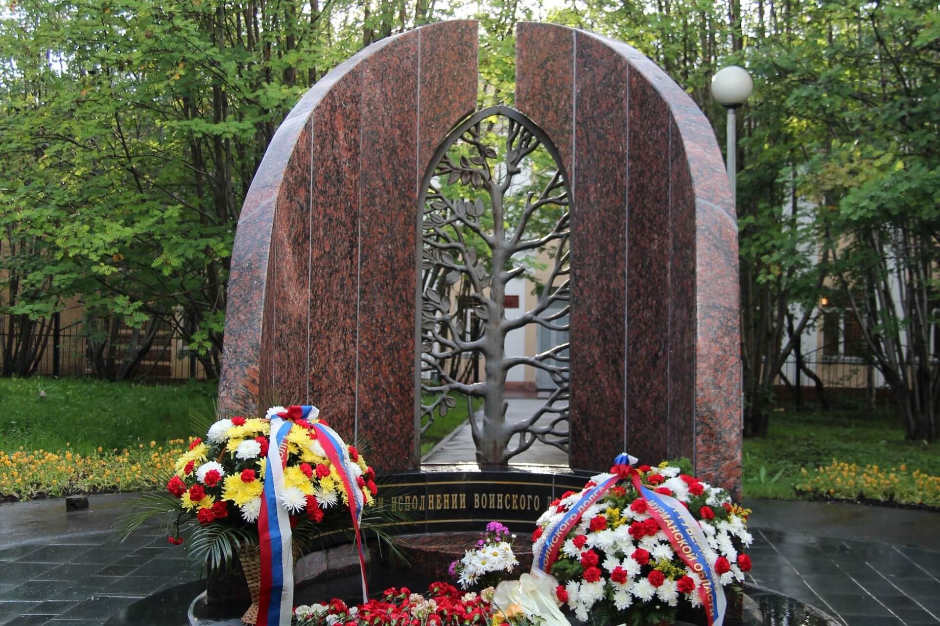 Памятник «Разорванное сердце», Мурманск