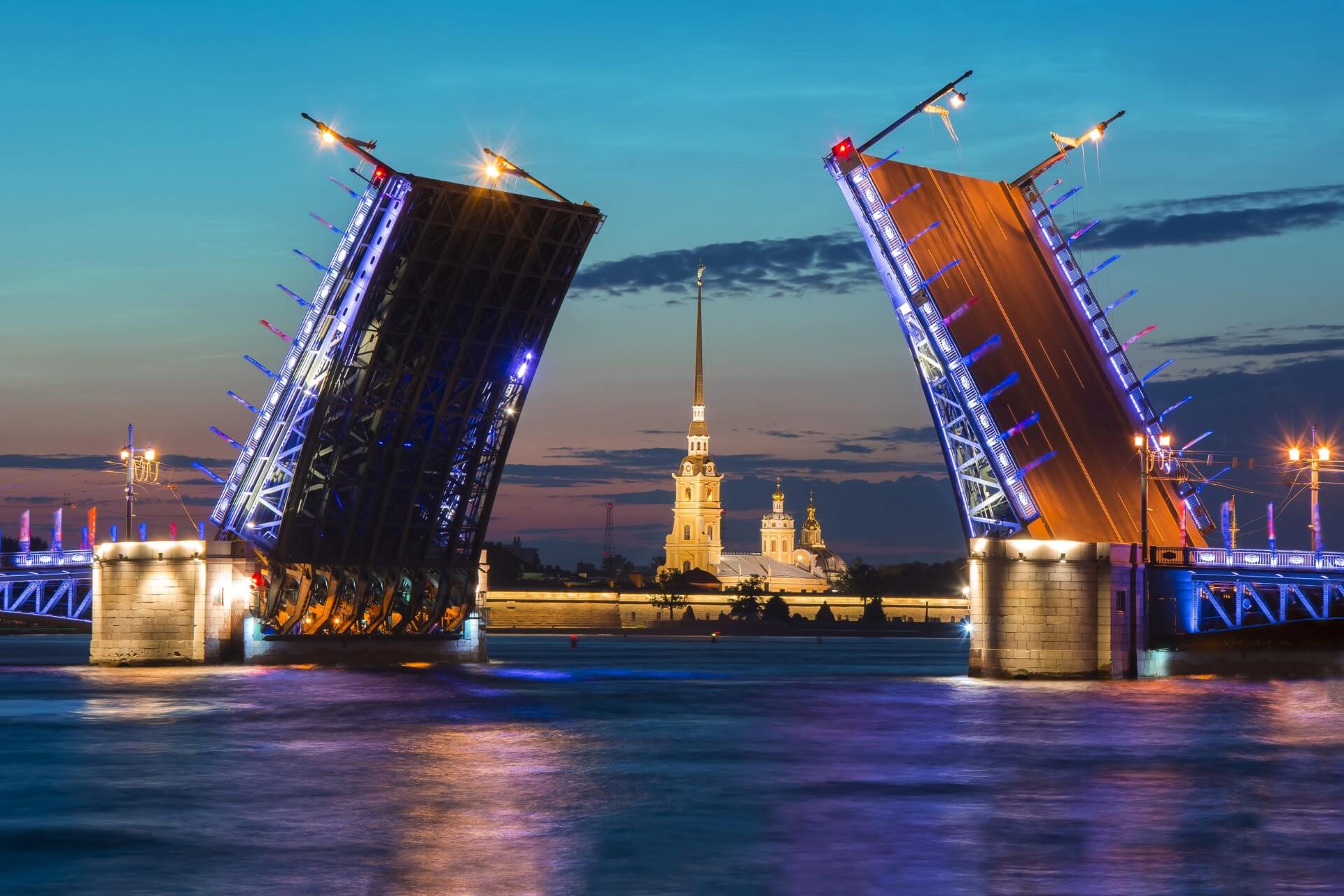 Водная экскурсия с аудиогидом на развод мостов, Санкт-Петербург