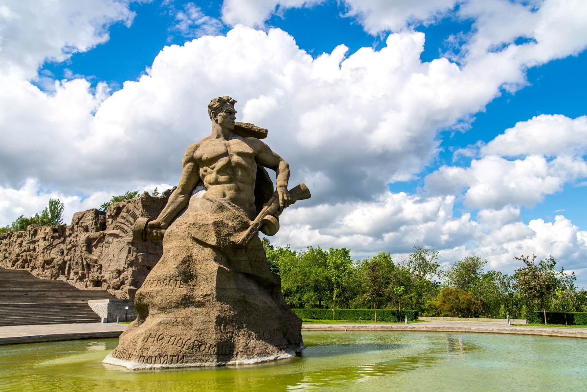 Скульптура «Стоять насмерть», Волгоград
