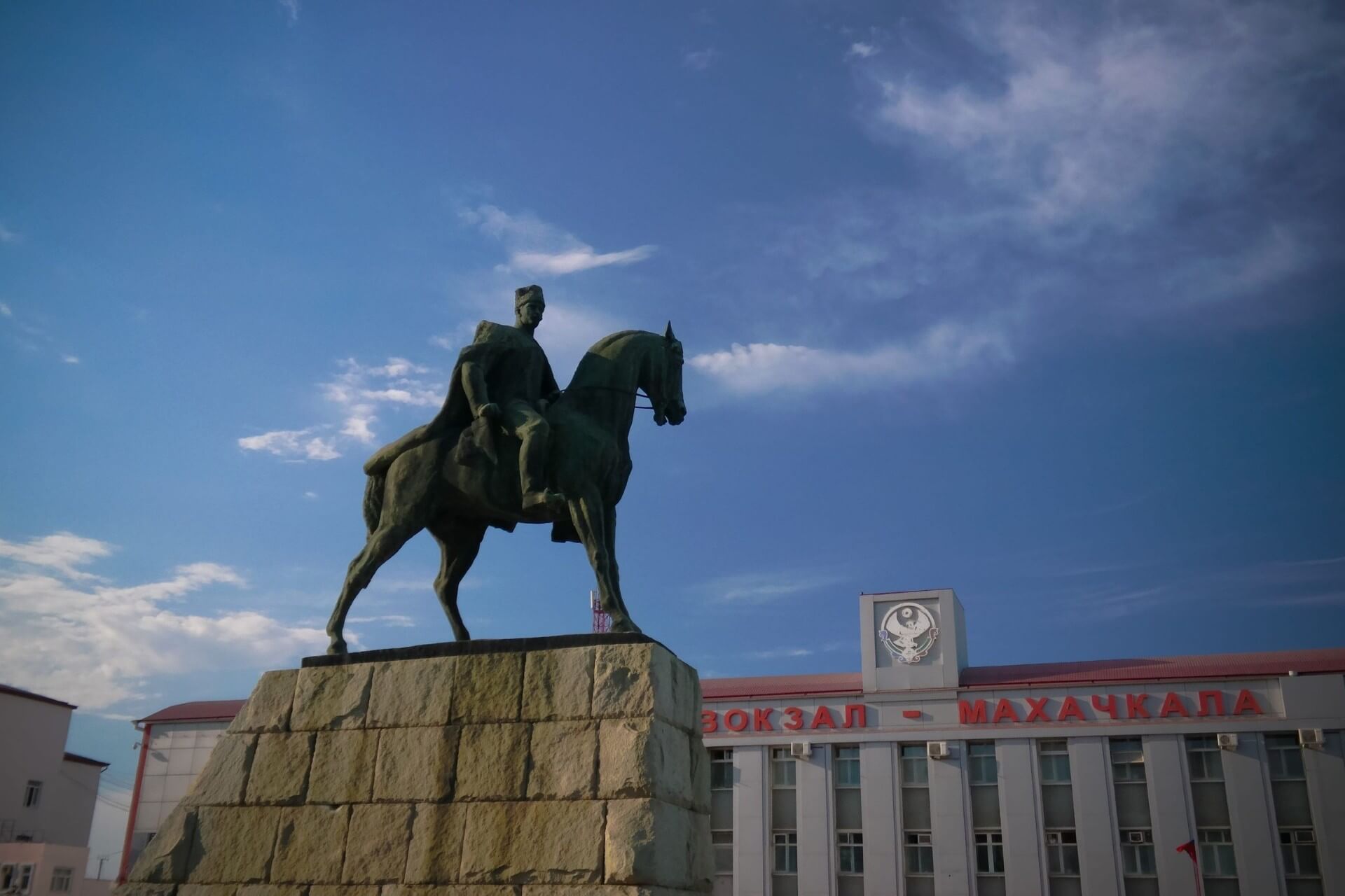 Памятник Махачу Дахадаеву, Махачкала