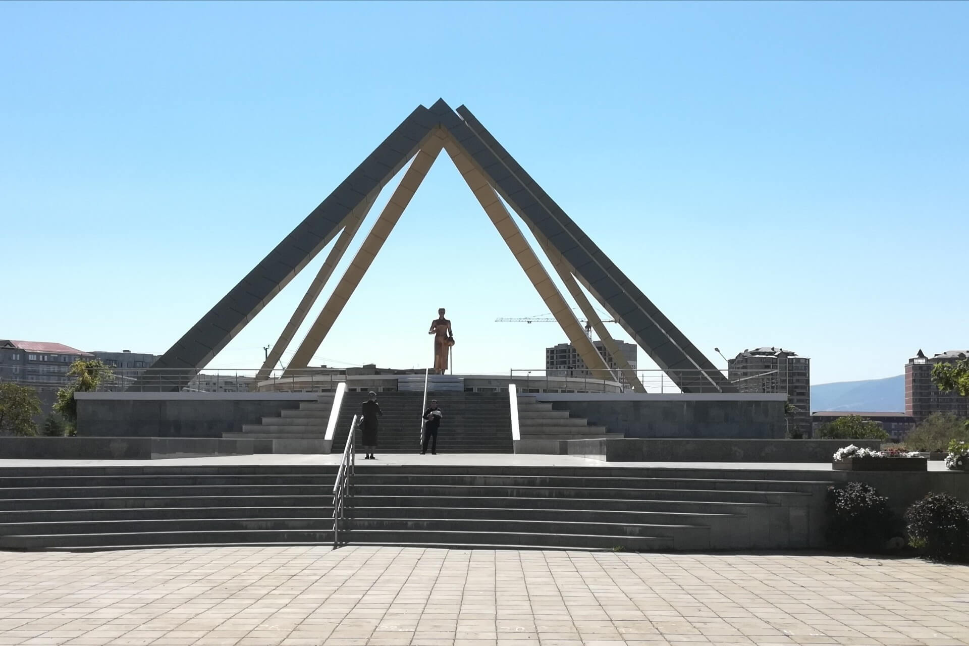 Памятник «Русской учительнице», Махачкала
