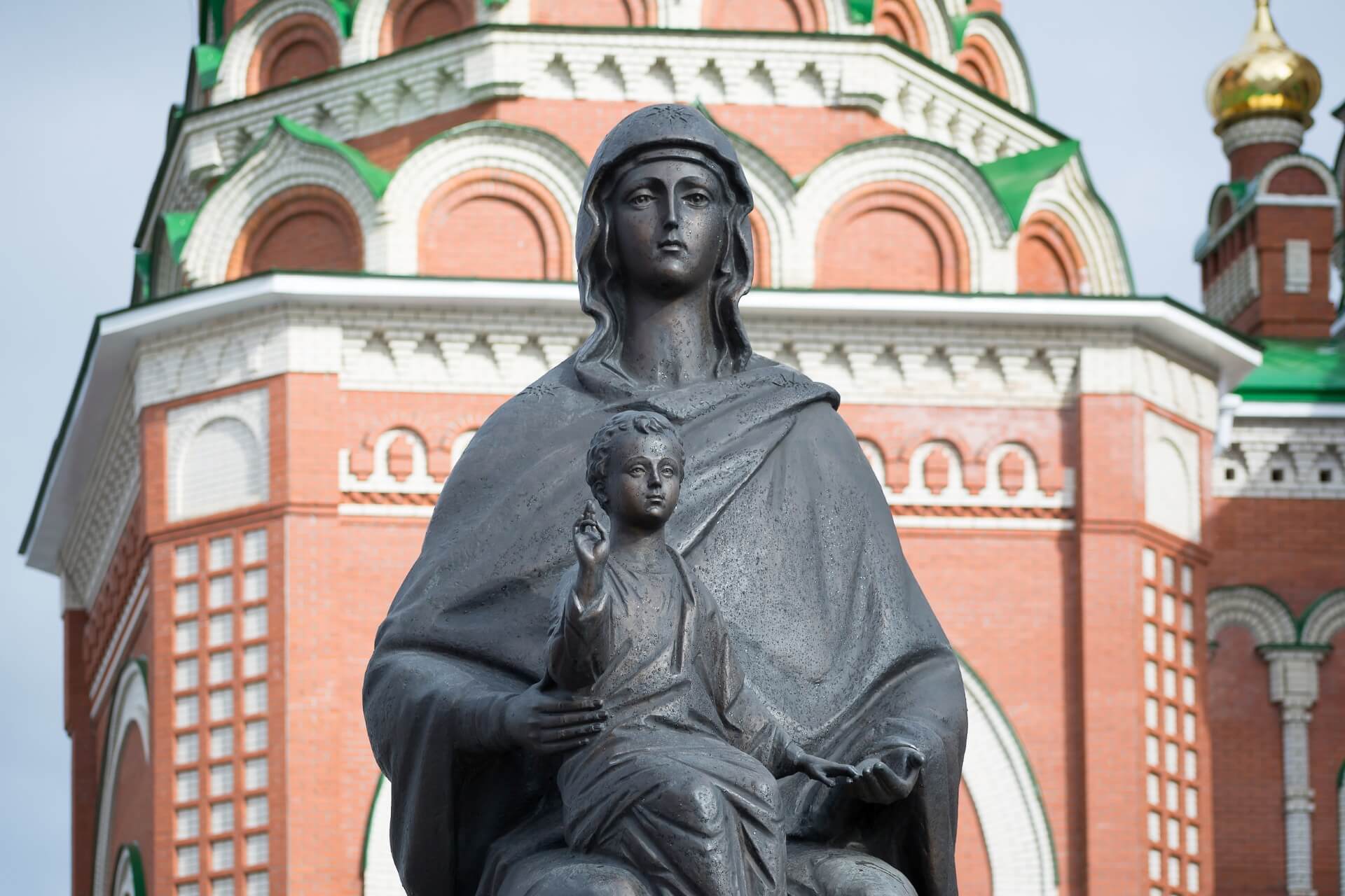 Памятник Деве Марии с младенцем, Йошкар-Ола