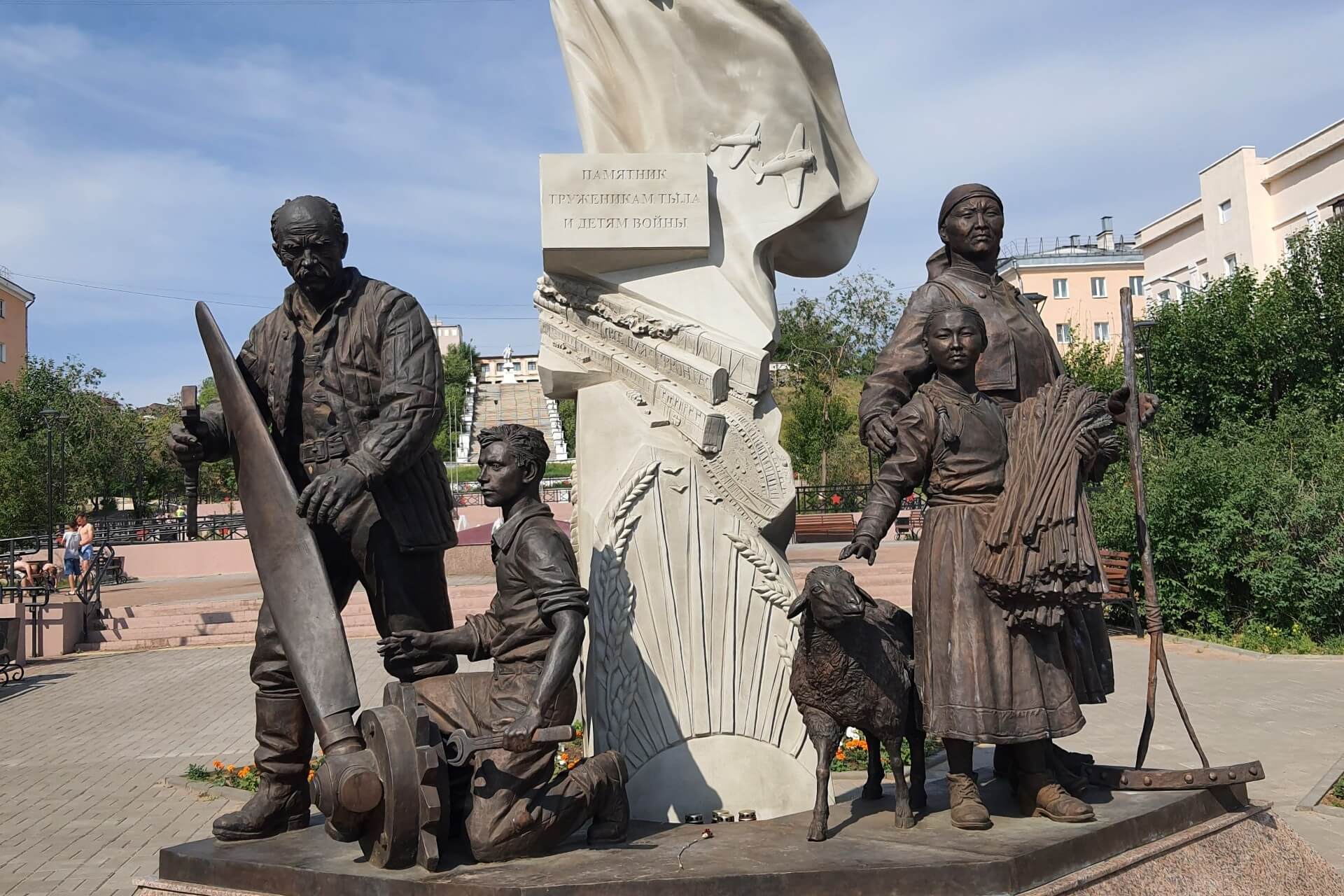 Памятник труженикам тыла и детям войны, Улан-Удэ