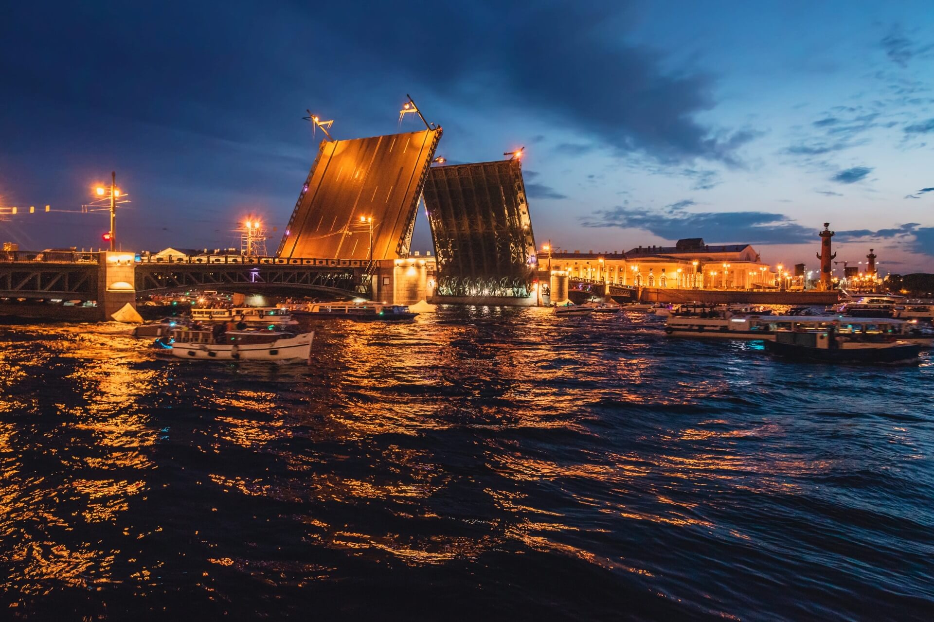 Водная экскурсия с аудиогидом на развод мостов, Санкт-Петербург