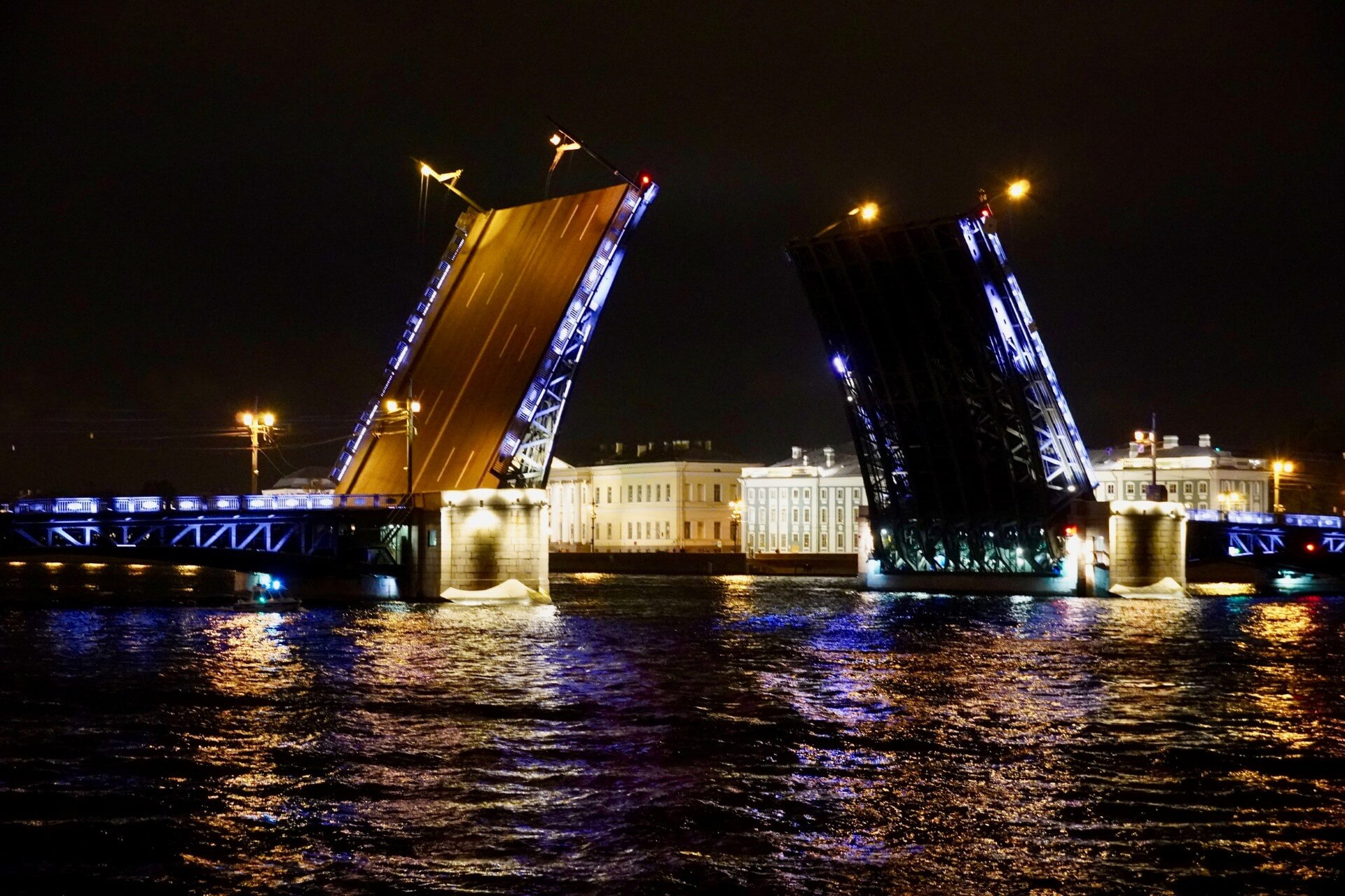 Прогулка на катере на развод мостов, Санкт-Петербург