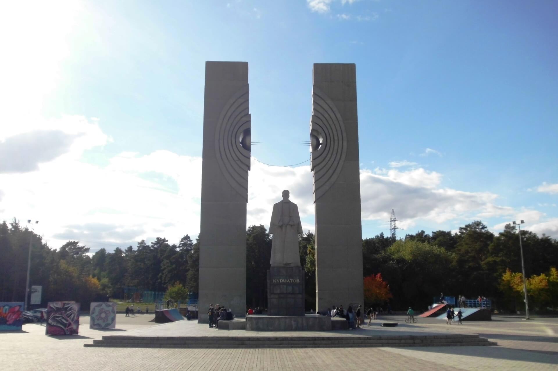 Памятник Курчатову, Челябинск