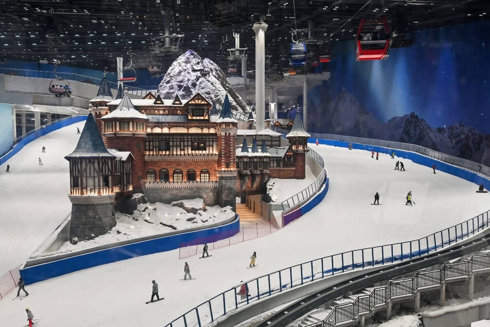 Крытый горнолыжный курорт Shanghai L+SNOW Indoor Skiing Theme Resort, Шанхай