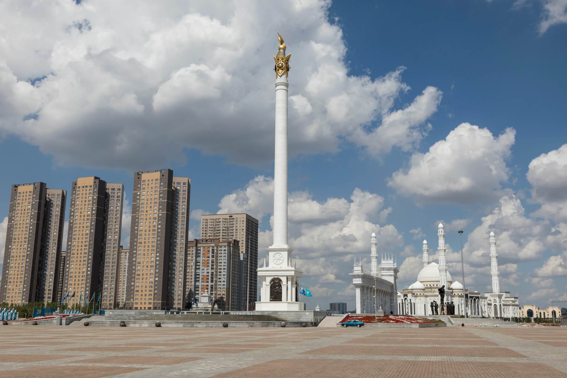 Площадь Независимости и монумент «Казахский народ», Астана
